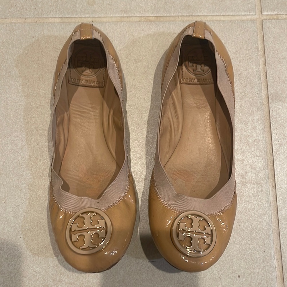 Tory Burch Beige Patent Leather Caroline Ballet Flats, Size 7.